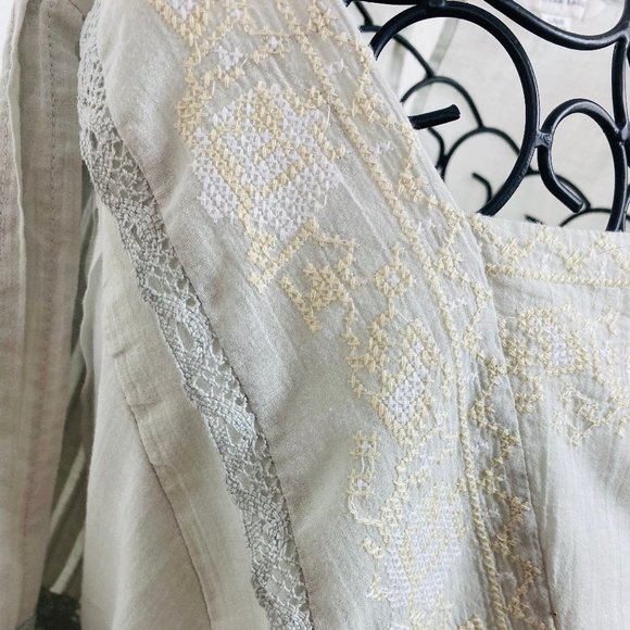 AMERICAN EAGLE Embroidered Beautiful Blouse Large - Picture 3 of 13